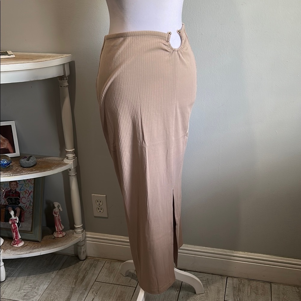 [Rèveuse] Elegant Beige Ribbed Skirt- Size Medium NWT